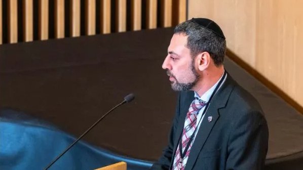 Uczestnicy konferencji międzyreligijnej w kościele