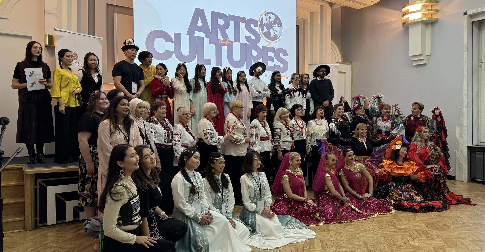 Uczestnicy festiwalu Arts of Cultures w tradycyjnych strojach z całego świata